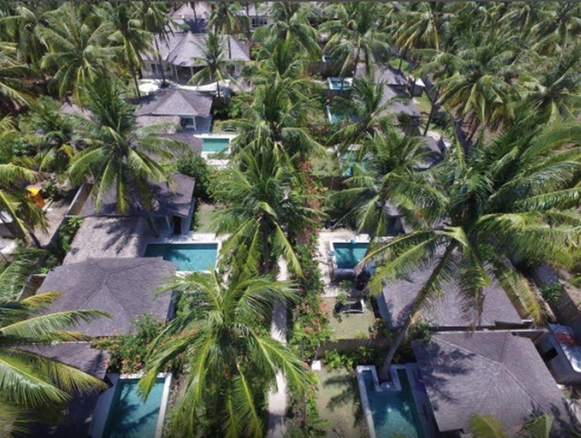 Sunset Palms Resort Джили Трауанган Екстериор снимка